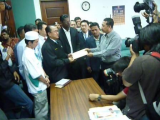 pemuda PR sedang menyerahkan surat cabar debat kepada SUK pemuda UMNO